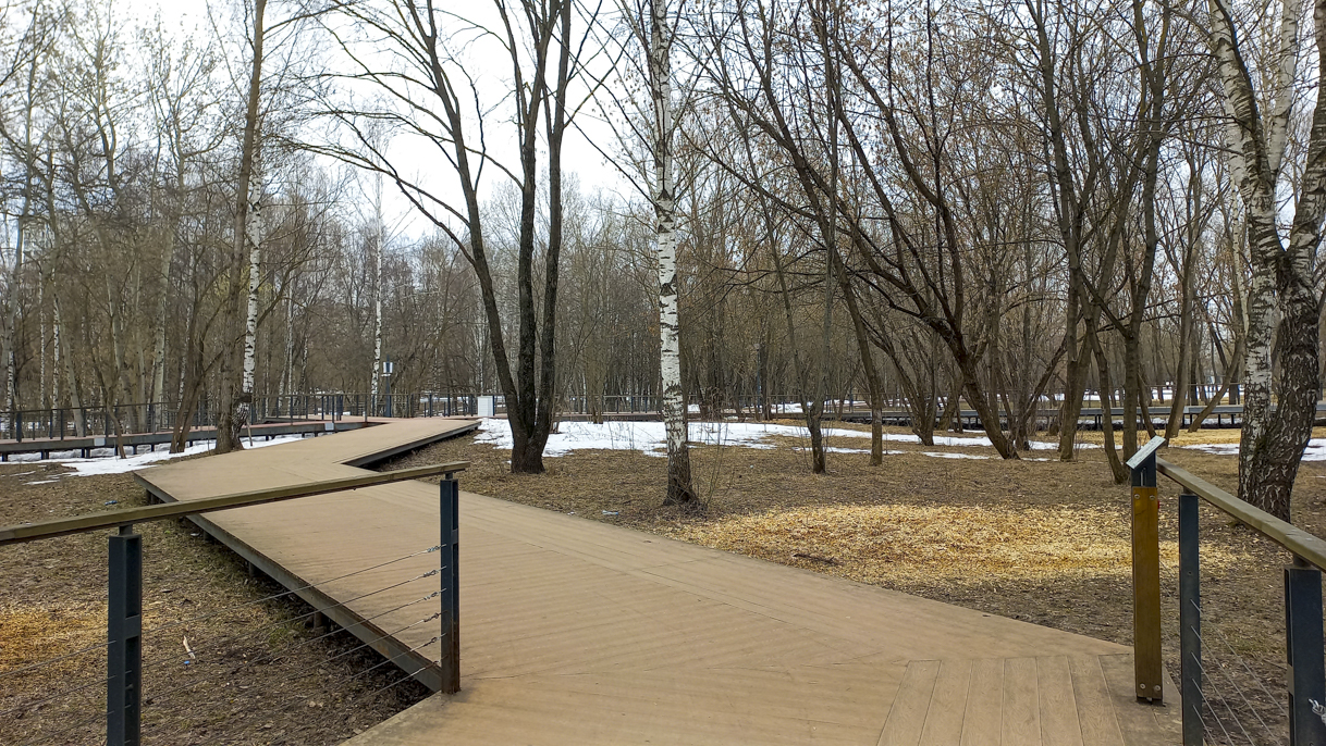 Вход на экотропу вдоль улицы Северодвинской в парке Яуза